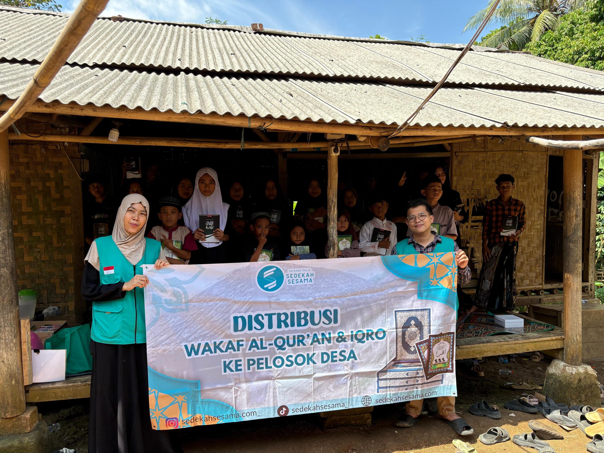 Yayasan Mulia Sedekah Sesama Salurkan 50 Al-Qur’an Baru ke Pesantren Tarbiatul Aulad, Kampung Jarja